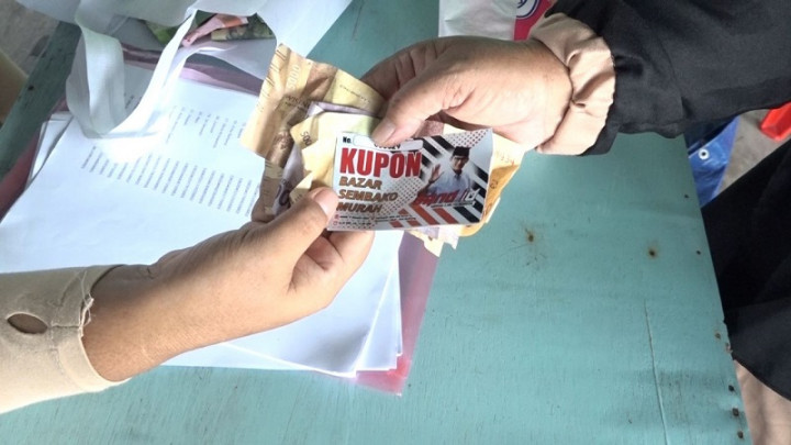 Warga Sijuk Kabupaten Belitung Dibantu Paket Sembako Murah