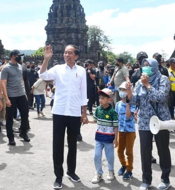 Ajak Cucu ke Prambanan, Presiden: Indonesia Kaya Akan Potensi Wisata