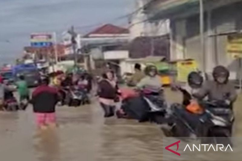 Banjir Sebabkan Kemacetan Kendaraan di Bangkalan