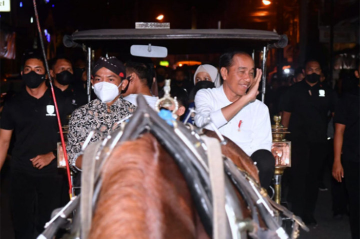 Asyik, Jokowi Sekeluarga Nikmati Malam Minggu Keliling Malioboro Naik Andong