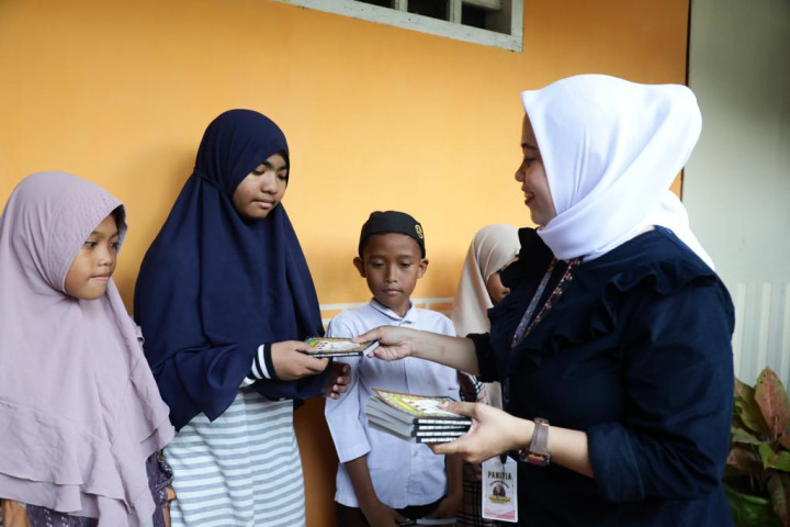 Pacu Semangat Literasi, Relawan Salurkan Bantuan di Gowa