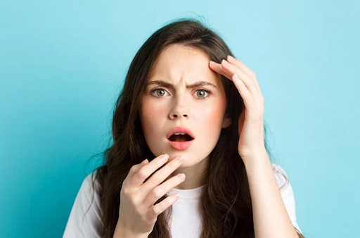 Kerutan dahi dan garis di antara alis juga bisa menjadi tanda bahwa kamu sedang stres. (Foto: Ilustrasi. Dok. Freepik.com)