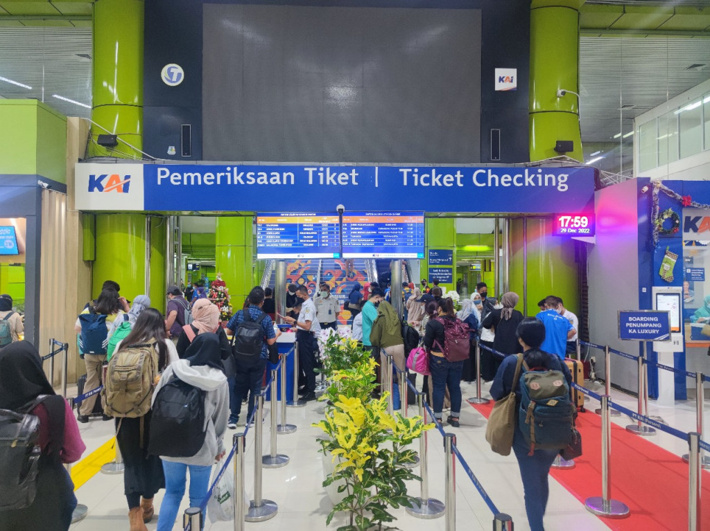 Penumpang kereta api di Stasiun Gambir. Foto: dok PT KAI Daop 1 Jakarta.