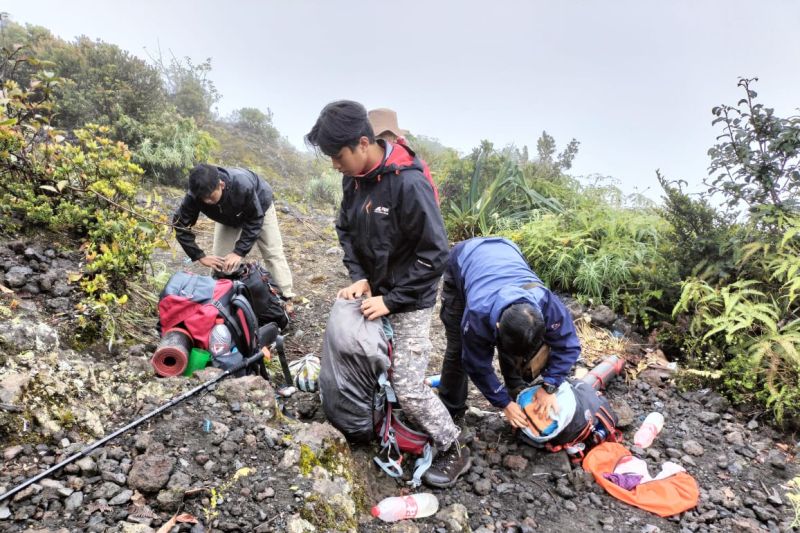 Tim Penyapu dari BKSDA, Basarnas dan Pemuda setempat memaksa turun para pendaki Gunung Marapi yang mengalami erupsi (Antara/HO-BKSDA)