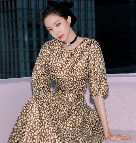 Punya Selera Fashion yang Unik, Berikut Gaya Stylish Son Naeun Kenakan Outfit Bermotif