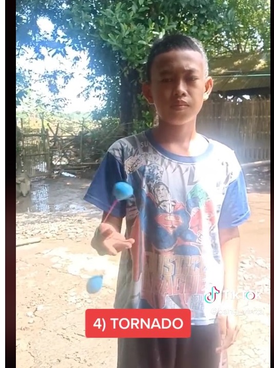 Keren! Bocah Ini Pamer Skill Main Lato-Lato Mulai dari Sola-Sola sampai Helikopter