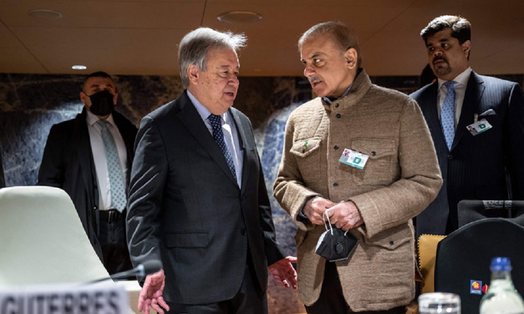 Sekjen PBB Antonio Guterres (kiri) bersama PM Pakistan Shehbaz Sharif dalam konferensi internasional di Jenewa, Swiss, Senin, 9 Januari 2023