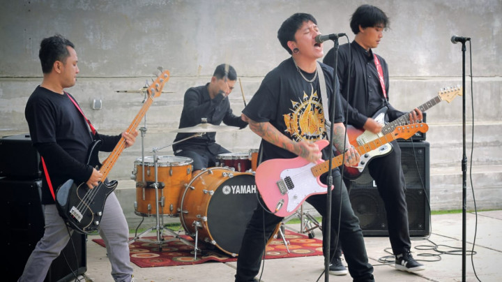 Close To Breathe Ajak San San Pee Wee Gaskins Nyanyikan Lagu tentang Pengkhianatan
