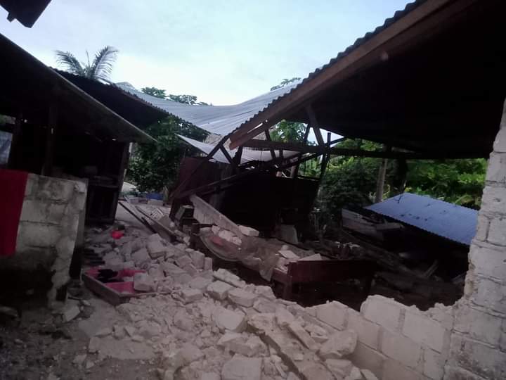 Sejumlah Rumah Ambruk Terdampak Gempa Magnitudo 7,6 di Maluku