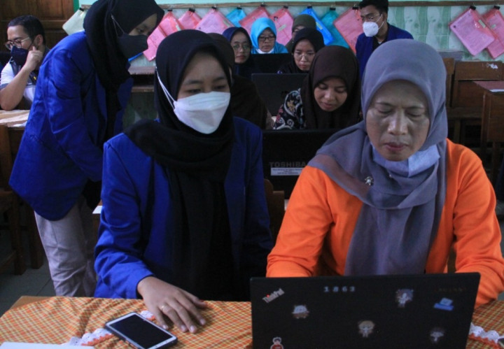 Mahasiswa ITS Latih Guru SD Gunakan Sistem Evaluasi Elektronik