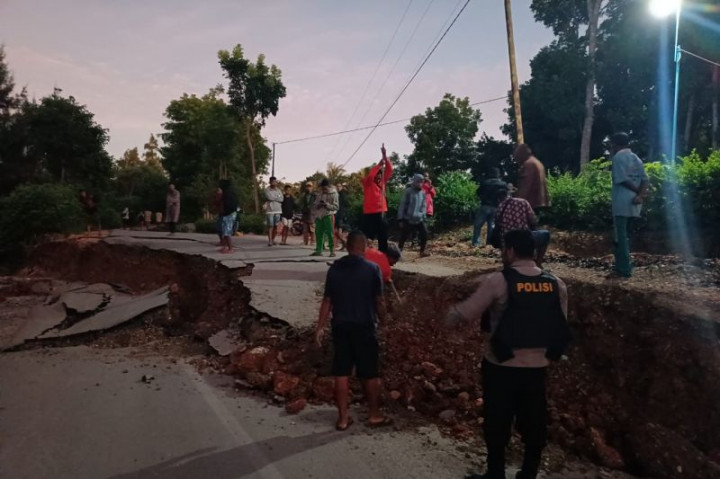 Ruas Jalan di Timor Tengah Selatan NTT Patah Diduga Dampak Gempa Maluku