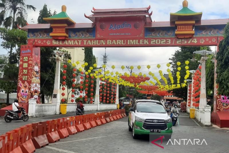 Gapura dan ribuan lampion yang menghiasi sepanjang jalan menyambut Tahun Baru Imlek 2023 di Jalan Urip Sumoharjo kawasan Pasar Gede Solo, Selasa (10/1/2022). ANTARA/Bambang Dwi Marwoto.