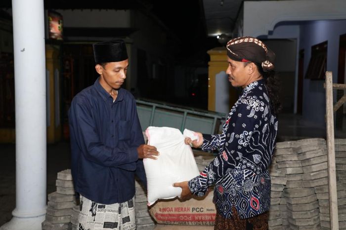 Relawan Gus-gus Nusantara serahkan bantuan berupa renovasi tempat mandi cuci kakus (MCK) di Pondok Pesantren Al Falah Trenceng, Tulungagung. Istimewa
