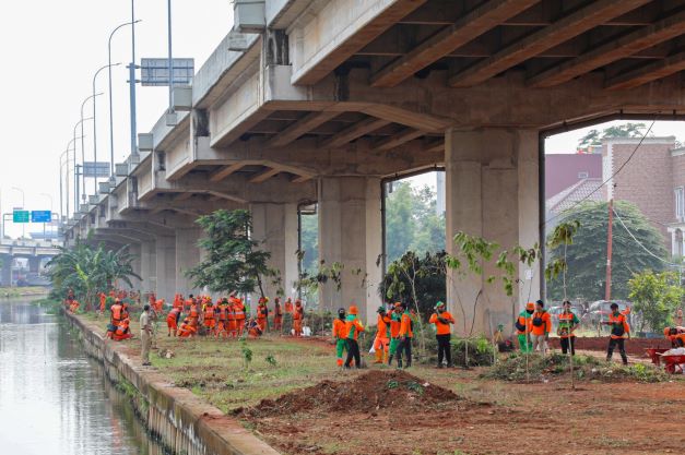 Ingat! Dilarang Berjualan dan Parkir di Bantaran Sungai Kalimalang
