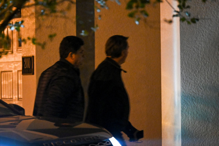 Foto: Bolsonaro Tinggalkan Rumah Sakit di Florida