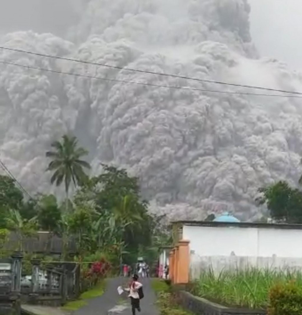 Gunung Semeru Muntahkan Lava Pijar Sejauh 1 Km