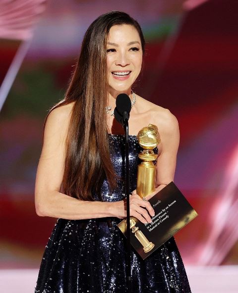 Michelle Yeoh menang sebagai aktris terbaik dalam Golden Globe 2023 setelah berkarier selama 40 tahun. (Foto: Dok. Instagram WSJ. Magazine/@wsjmag)