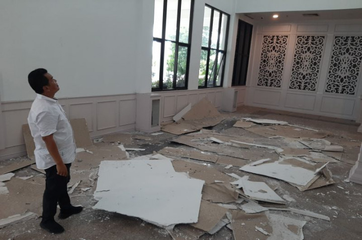 Plafon DPRD Kepri Ambruk Dihantam Angin Kencang