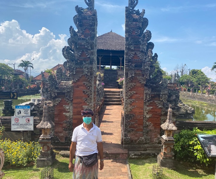 apa itu tour get Freelance Tour Guide Travel Indigo Ida Bagus Prawira. DOK Medcom.id