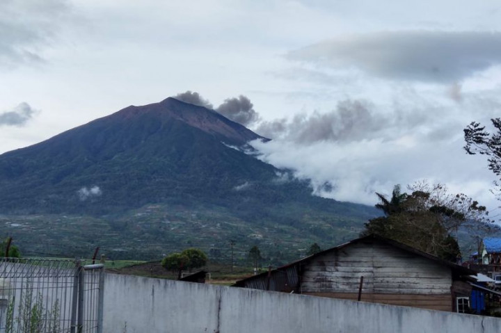 Gunung Kerinci Masih Muntahkan Abu Vulkanik Setinggi 400 Meter