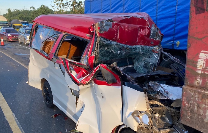 Kendaraan angkot ringsek setelah menabrak truk di Jalan Tol Tangerang-Merak KM 66 B arah Jakarta.