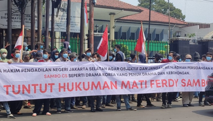 Sekelompok Orang Demo di PN Jaksel, Minta Ferdy Sambo Cs Dituntut Hukuman Mati