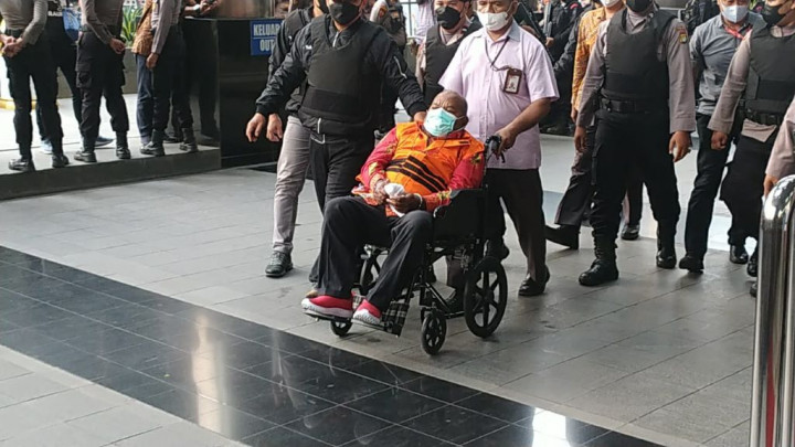 Dikawal Brimob, Lukas Enembe Dibawa ke KPK