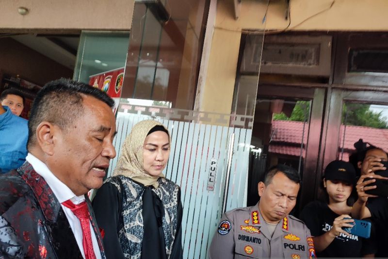 Kadung Cinta, Venna Melinda Abaikan Perilaku Kasar Ferry Irawan