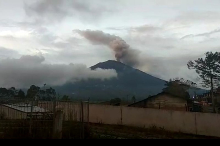 Semburan Abu Vulkanik Gunung Kerinci Meninggi Capai 1.200 Meter