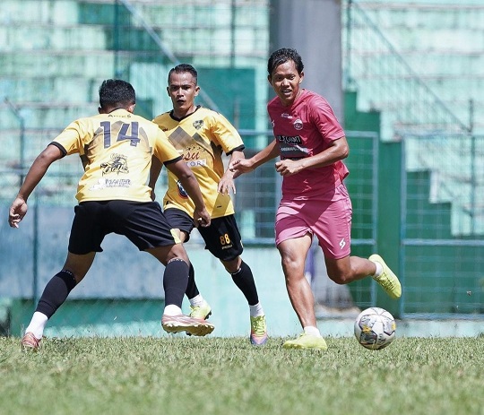 Arema FC saat sesi latihan bersama menghadapi tim lokal, Tanobel FC di Stadion Gajayana, Kota Malang pada Rabu 11 Januari 2023/Arema FC. 