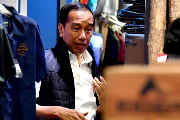 Keliling Kokas, Jokowi Belanja Rompi dan Produk lain Buatan Dalam Negeri