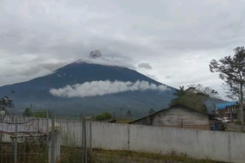 Gunung Kerinci masih mengalami erupsi hingga Jumat pagi dengan smeburan abu mencapai 400 meter. (ANTARA/HO/IST)