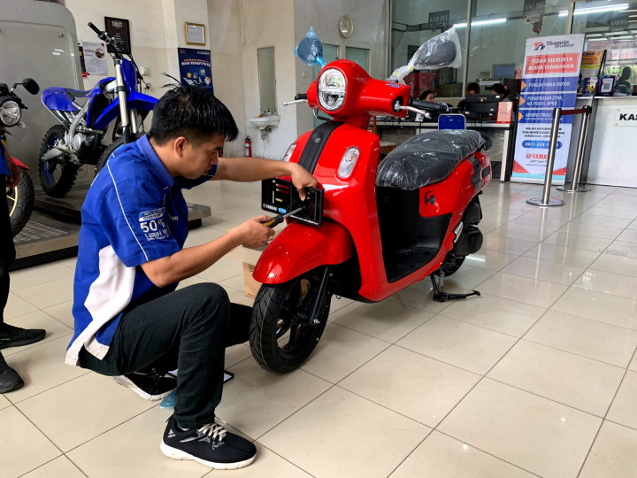 Asik Motor Baru, Begini Cara Pasang Pelat Nomornya