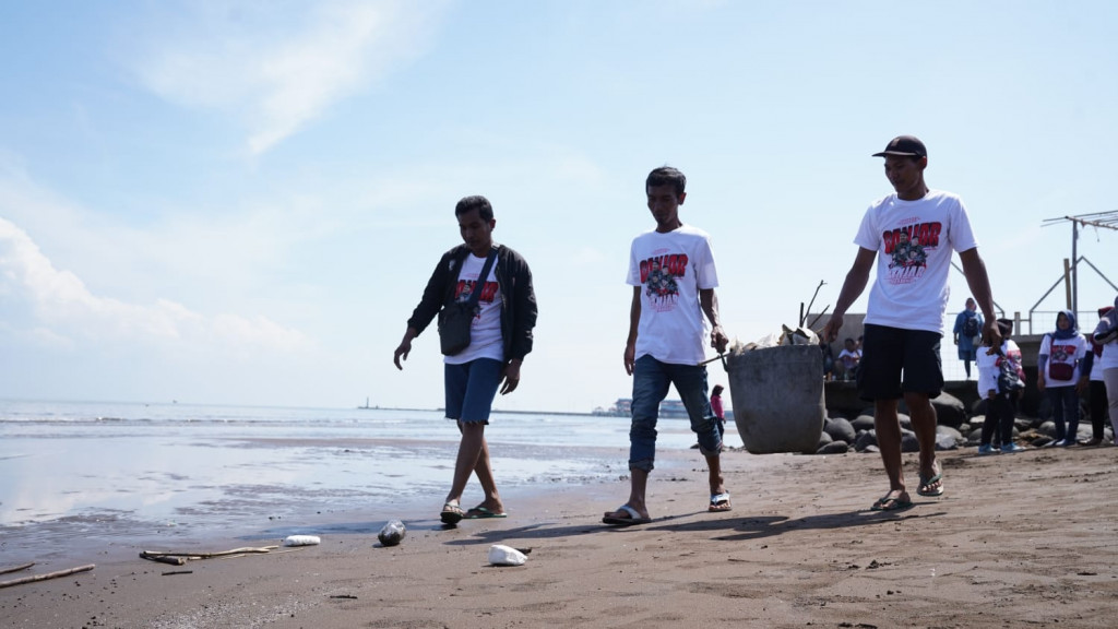 Relawan Peduli Pantai Wisata Sambil Berkontribusi
