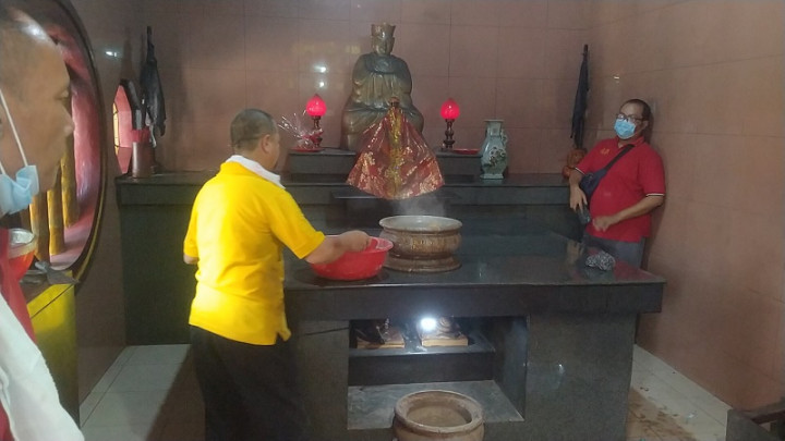 Jelang Imlek, Warga Tionghoa di Tangerang Gelar Tradisi Ayak Abu di Vihara Nimmala Boen San Bio