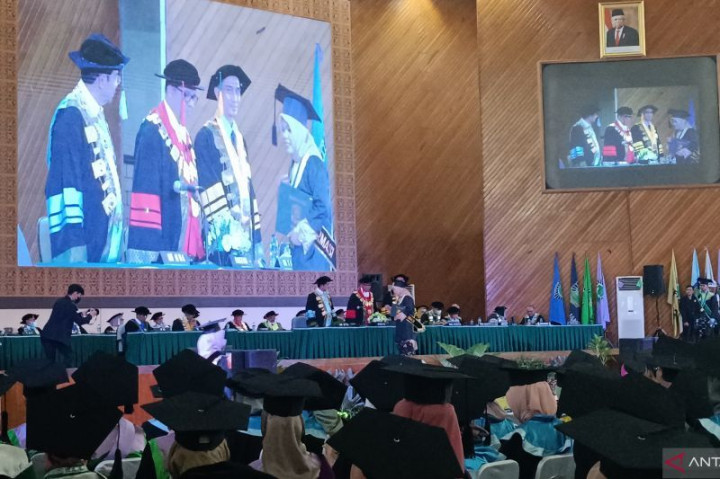 Unand Gelar Wisuda ke- 6 Periode 2022 yang Sempat Tertunda