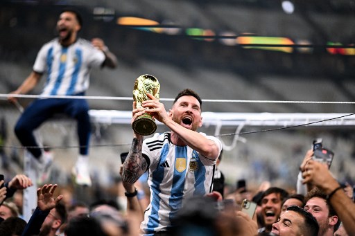 Skuat Argentina saat merayakan kemenangan atas trofi Piala Dunia 2022-Foto AFP