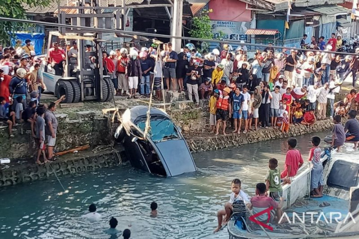 Sebuah Mobil di Baubau Sultra Terjun ke Laut