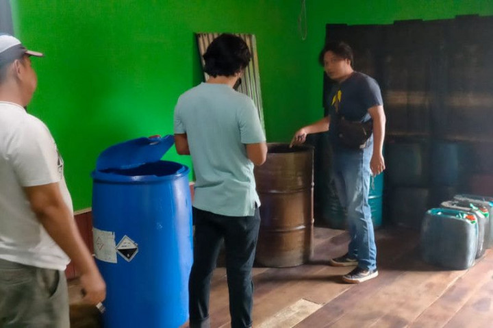 Polisi Jambi Gerebek Gudang Penyimpanan BBM Solar Subsidi Nelayan