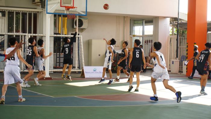 2 Pebasket Nasional Beri <i>Coaching Clinic</i> di SMA Citra Kasih, Begini Keseruannya