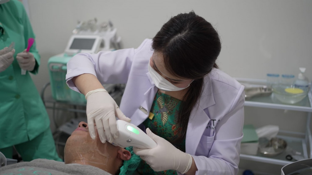 Jerome Polin sedang menjajal perawatan wajah di Vorta Beauty Clinic. (Foto Istimewa)