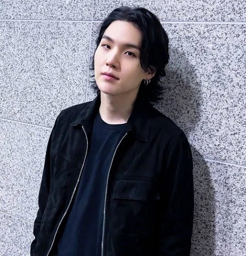 Gaya Maskulin dan Karismatik Suga BTS di Balik Layar Kampanye Valentino dan Majalah GQ