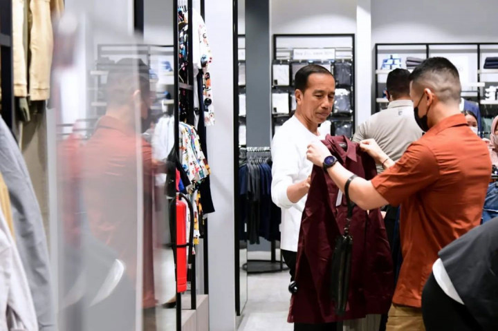 Lagi, Jokowi Belanja Produk Lokal di Pusat Perbelanjaan