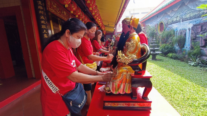 Jelang Imlek, Warga Tionghoa Cirebon Ritual Cuci Rupang
