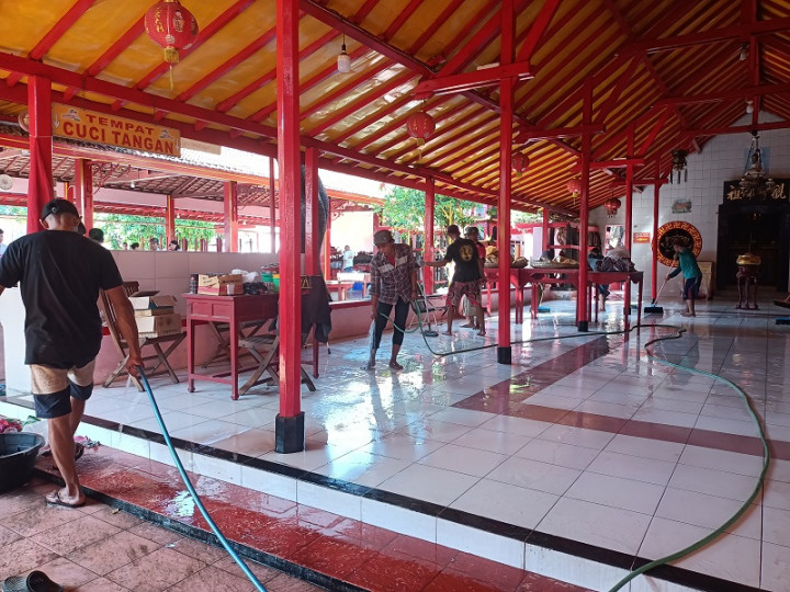 Toleransi, Umat Muslim Bantu Bersih-Bersih Kelenteng di Jepara Jelang Imlek