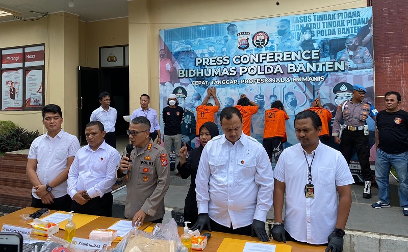 Polda Banten menggelar press conference terkait pembunuhan dua orang yang jasadnya dibuang di perkebunan karet di Lebak.
