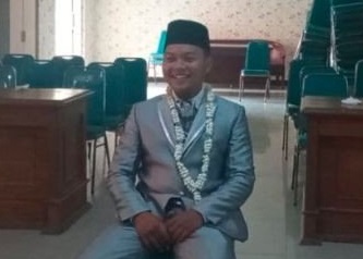 Viral! Pria di Sidoarjo Ini Ikut Tes Wawancara PPS Memakai Baju Pengantin, Ternyata...