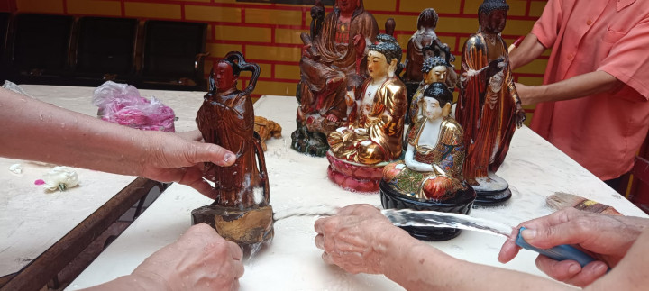 Patung Dewa-Dewi di Kelenteng Eng An Kiong Malang Dimandikan Jelang Imlek