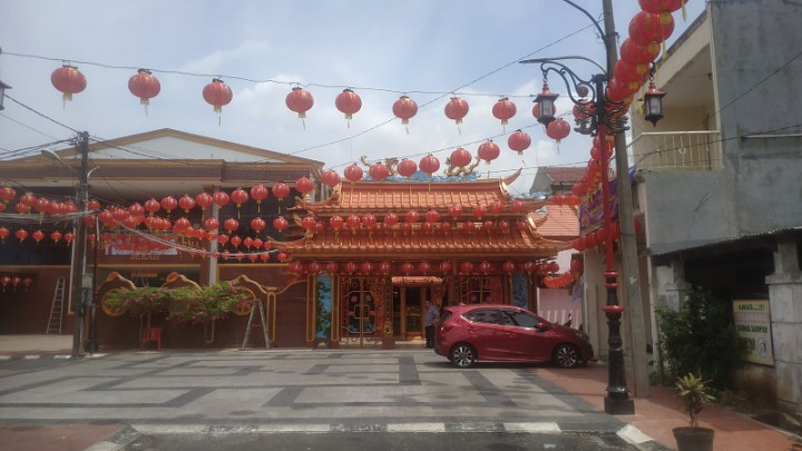 Sambut Imlek, Kelenteng Hok Lay Kiong Bekasi Berhias Ratusan Lampion