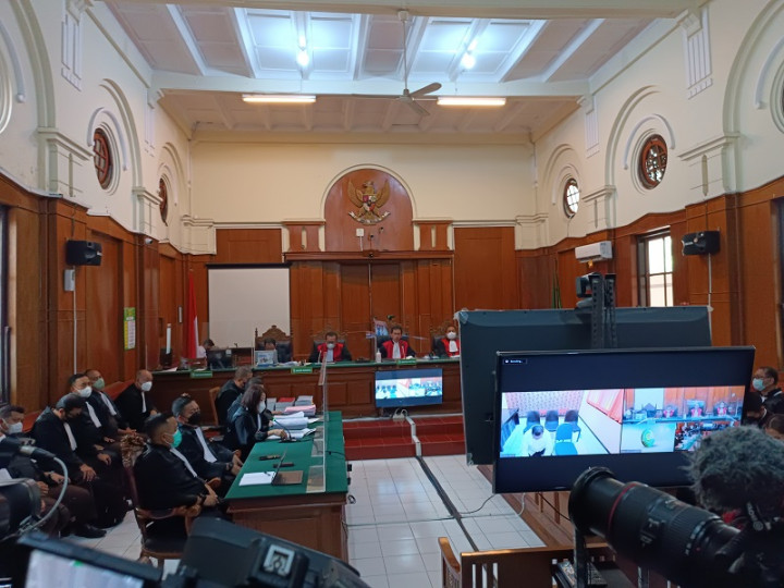 Korban Kanjuruhan Dongkol Kabidkum Polda Jatim Bela Polisi Penembak Gas Air Mata